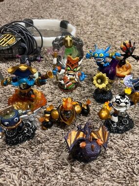 Skylander characters set of 10 with stand